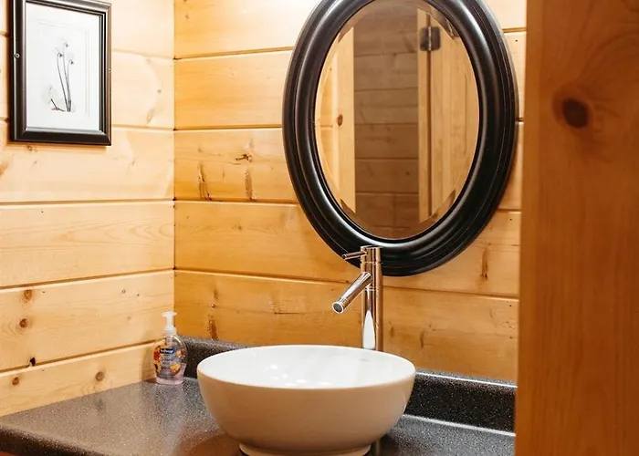 Screened Hot Tub & Peacocks Nearby *